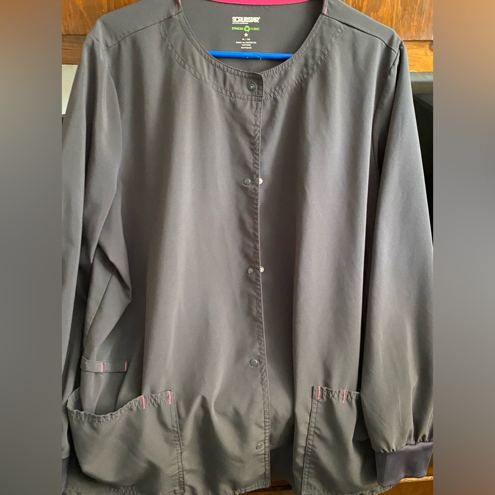 Women’s Scrub jacket. Like new, size XL, and non smoking house. No rips/stains